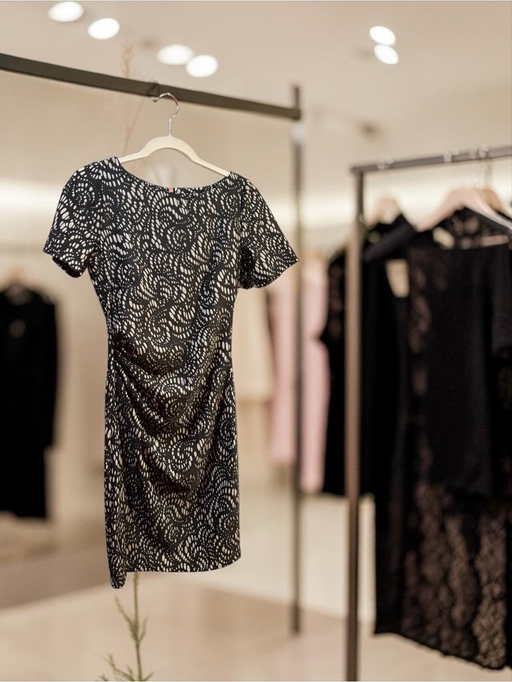 Reiss Black and ivory classic  textured swirl print sheath size 6 dress